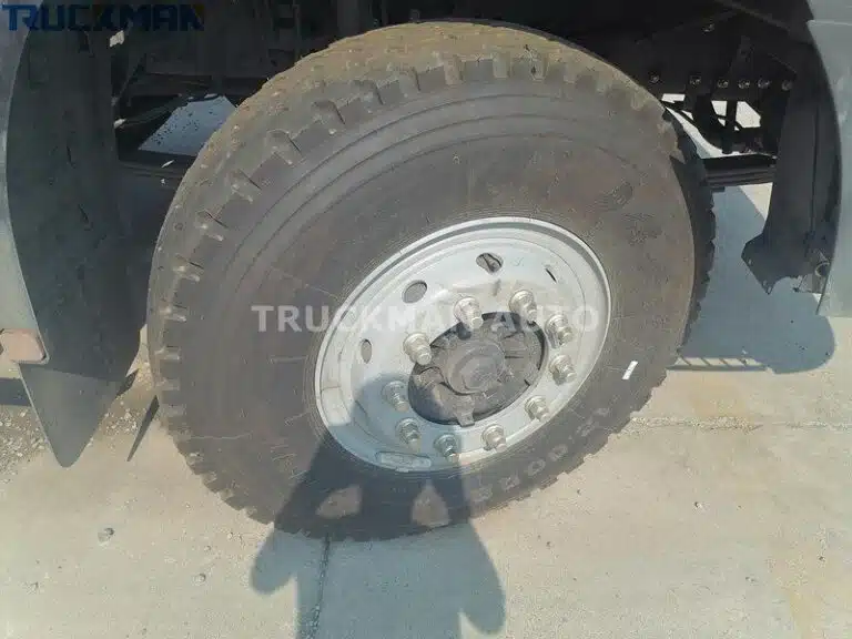 SHACMAN H3000 Tire Detail