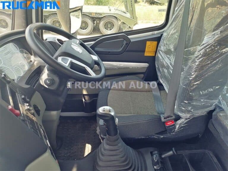 Spacious Cabin Interior of HOWO N7 Tractor Head