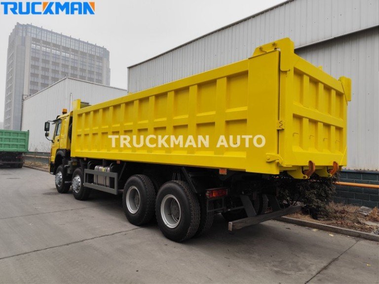 SINOTRUK 8x4 dumper truck cargo box is a rectangular bucket, suitable for transporting materials such as sand, gravel and aggregates, with a maximum capacity of up to 50 tons, which is suitable for most work requirements. The rear door is fitted with anti-swinging blocks to avoid bumping off the paint and affecting the beauty of the cargo box.