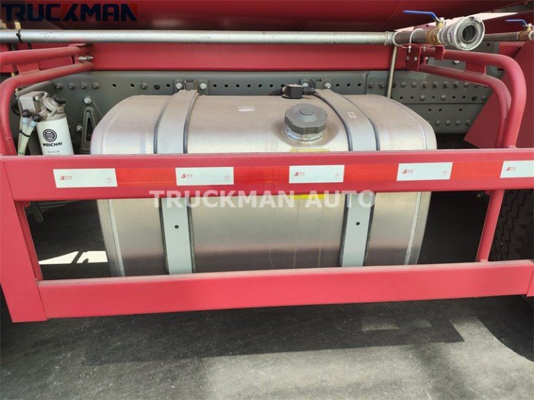 SINOTRUK HOWO 8x4 Mixer Truck Oil Tank
