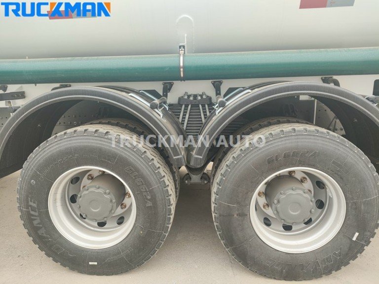 SINOTRUK HOWO NX 6x4 Water Truck Tire
