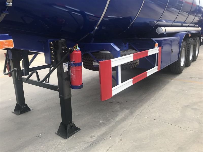 The Loading and Unloading Process of Fuel Tank Trailers