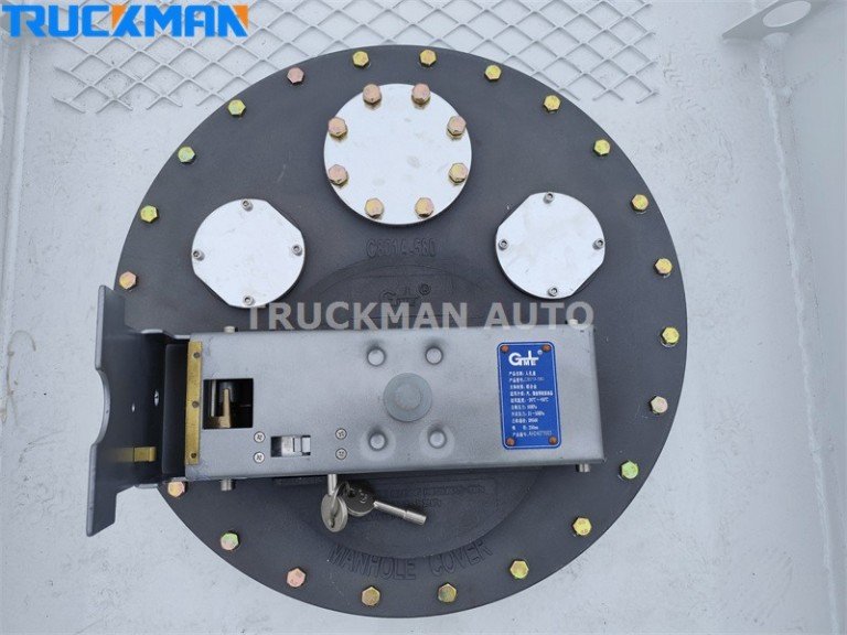 HOWO NX 6x4 Oil Tanker Truck Tank Manhole Cover
