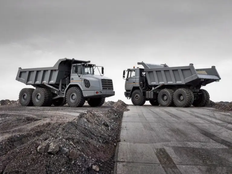 Comparaison côte à côte entre camions-benne articulés et rigides sur différentes surfaces de transport de chaussées montrant la différence de capacité de charge utile